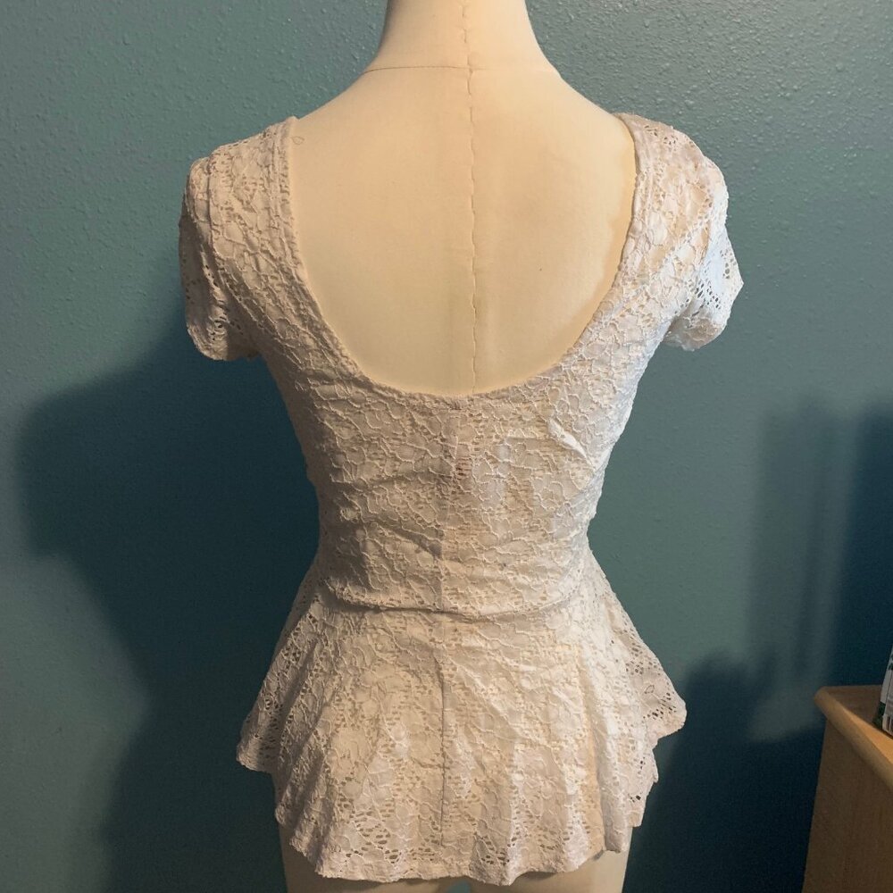 No Boundaries women's size M white floral peplum lace babydoll blouse - Picture 2 of 4